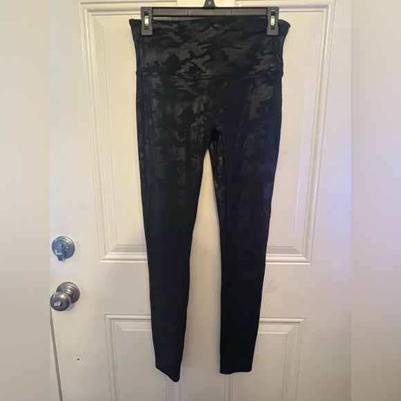 Spanx Faux Leather Camo Print Leggings Metallic Size Large - Picture 1 of 4